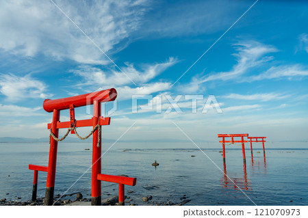Tara Town, Saga Prefecture: The underwater torii gate of Ouo Shrine in the shallow waters of the Ariake Sea in autumn 121070973