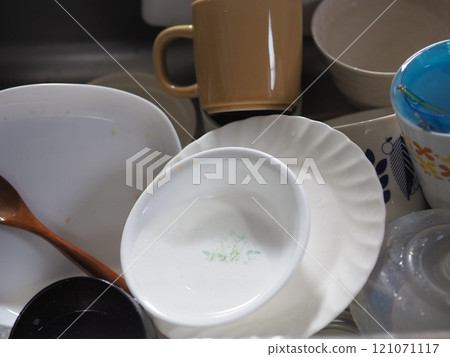 盤子堆積在水槽裡 121071117
