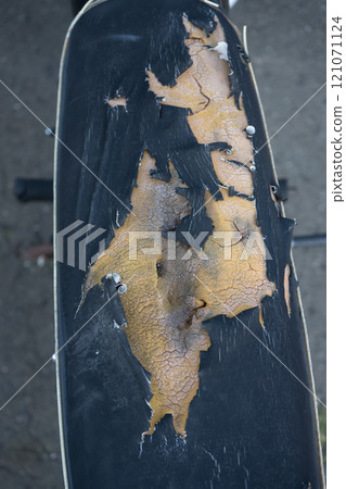 Saddle with exposed base 121071124