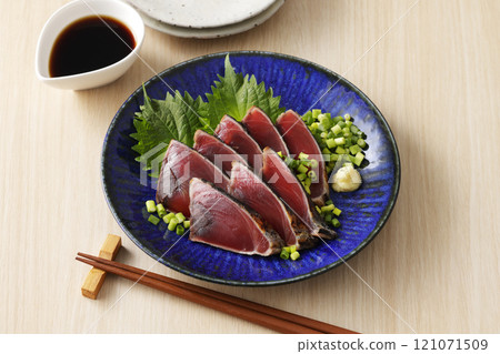 Seared bonito 121071509