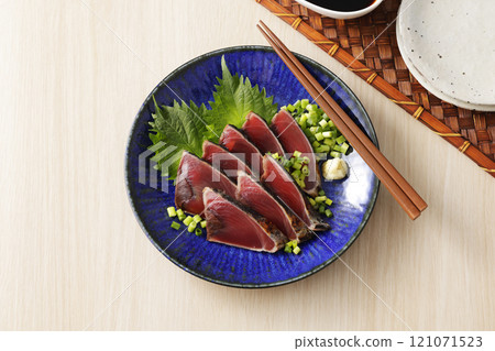 Seared bonito 121071523