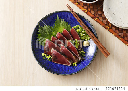 Seared bonito 121071524