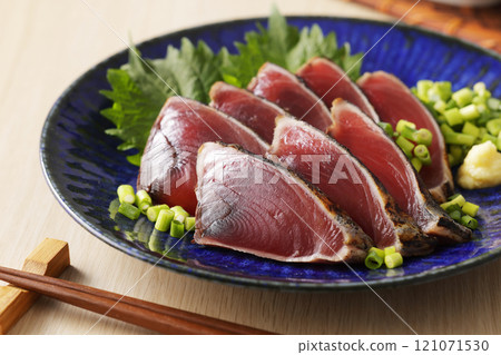 Seared bonito 121071530