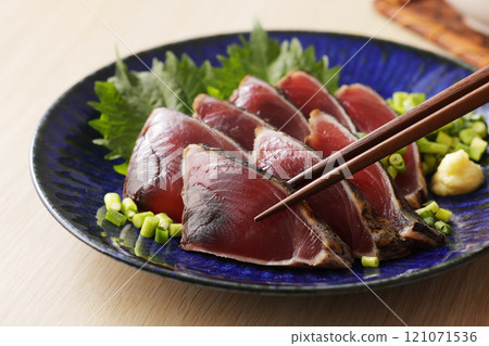 Seared bonito 121071536