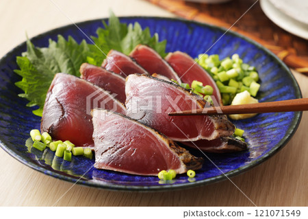 Seared bonito 121071549