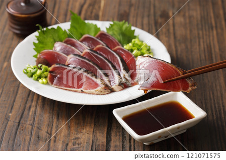 Seared bonito 121071575