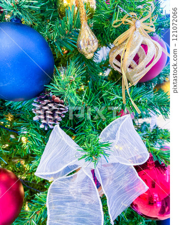 Christmas tree and red ribbon ornaments 121072066