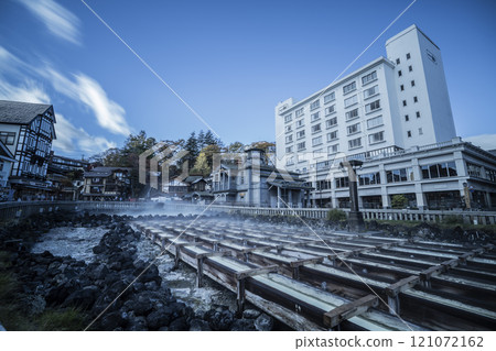 群馬縣草津町草津溫泉湯畑風景 121072162