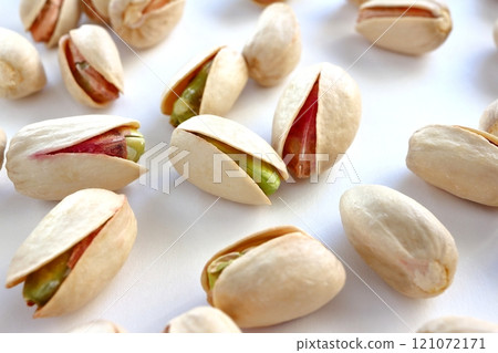 白色背景上未上釉的帶殼開心果 白色背景上未上釉的帶殼開心果 121072171