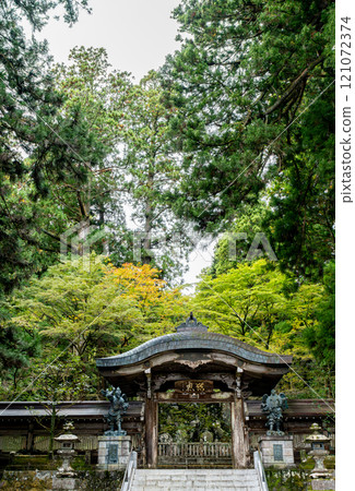 Saijoji Temple: The barrier gate across the Goku Bridge (Minamiashigara City, Kanagawa Prefecture) 121072374