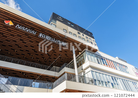 和歌山縣和歌山市南海電鐵和歌山市站陽光明媚的日子 121072444