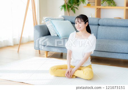 年輕女子在客廳放鬆 121073151