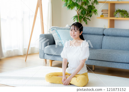 年輕女子在客廳放鬆 年輕女子在客廳放鬆 121073152