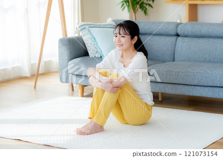 年輕女子在客廳放鬆 121073154