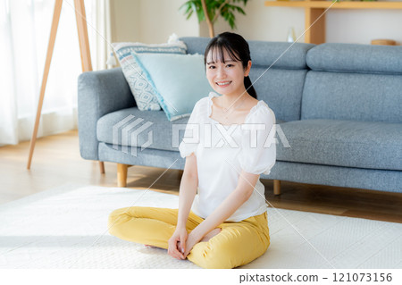 年輕女子在客廳放鬆 年輕女子在客廳放鬆 121073156