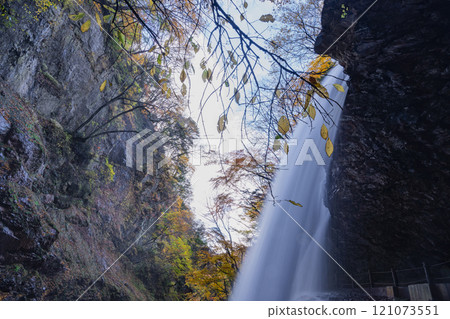 長野縣上高郡高山村牧城雷瀑布的秋葉 長野縣上高郡高山村牧城雷瀑布的秋葉 121073551