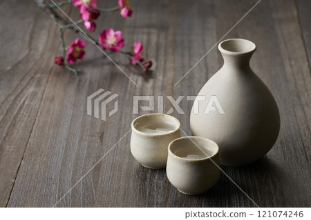 Drinking image: Sake bottle and sake cup set Drinking image: Sake bottle and sake cup set 121074246