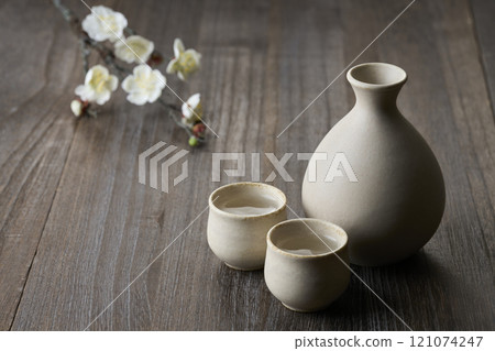 Drinking image: Sake bottle and sake cup set Drinking image: Sake bottle and sake cup set 121074247