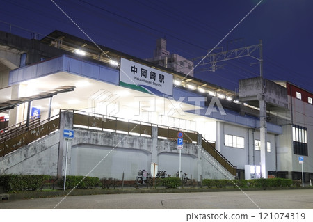 【愛知環狀鐵道】夜間的中岡崎站(愛知環狀鐵道線) 【愛知環狀鐵道】夜間的中岡崎站(愛知環狀鐵道線) 121074319