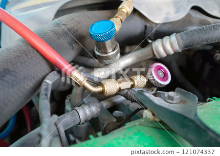 Checking car air conditioning system: refrigerant recharge, connecting pipes for freon refill 121074337