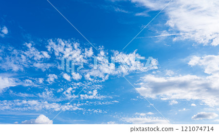 許多白雲在秋天的藍天上兩層流動 121074714