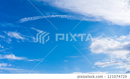 Many white clouds flowing in two layers in the blue autumn sky 121074720