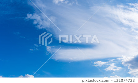 許多白雲在秋天的藍天上兩層流動 121074728