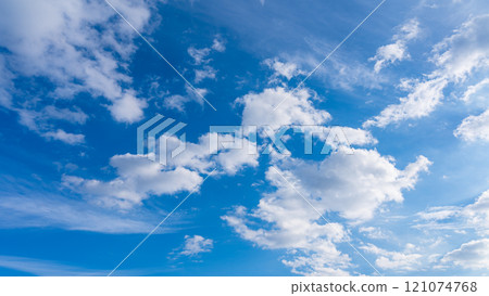 許多白雲在秋天的藍天上兩層流動 許多白雲在秋天的藍天上兩層流動 121074768