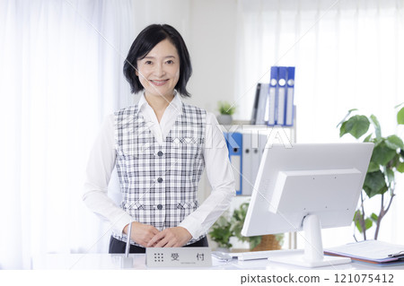 身穿制服的醫療接待人員 121075412
