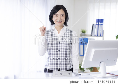 身穿制服的醫療接待人員 身穿制服的醫療接待人員 121075414