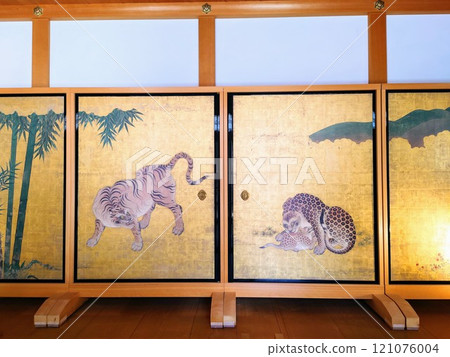 Folding screen painting from the Honmaru Palace of Nagoya Castle 121076004