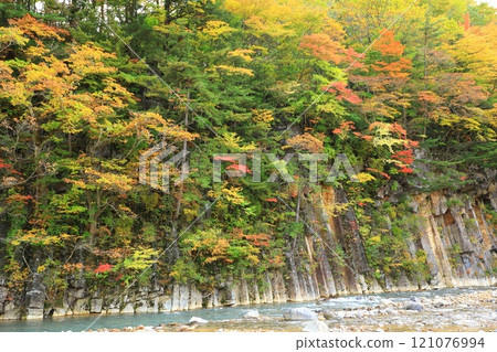 秋葉染紅的松川谷玄武岩 121076994