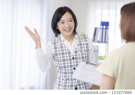 身穿制服的醫療接待人員 121077666