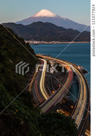 [Shizuoka Prefecture_Shizuoka City_Satsuma Pass] Japan's main artery and Mt. Fuji Long exposure photography Autumn 121077924