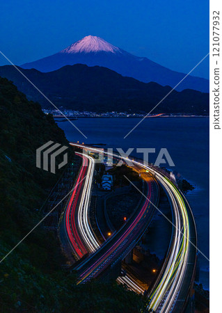 [Shizuoka Prefecture_Shizuoka City_Satsuma Pass] Japan's main artery and Mt. Fuji Long exposure photography Autumn 121077932