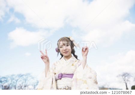 女性成年儀式形象：穿著和服的年輕女子用手舉著數字 20 121078067