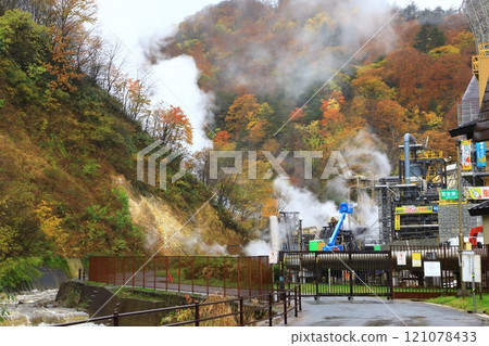 染上秋葉的松川地熱發電廠 121078433