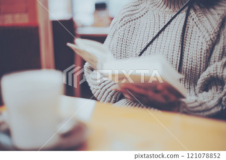 woman reading woman reading 121078852