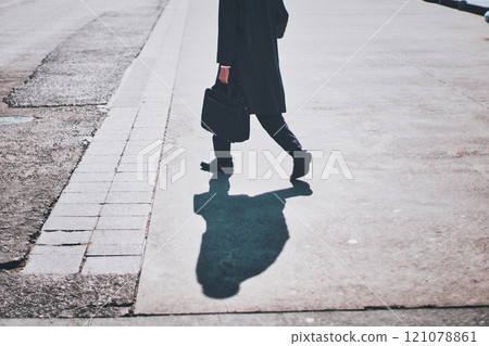 Back view of a walking businessman 121078861
