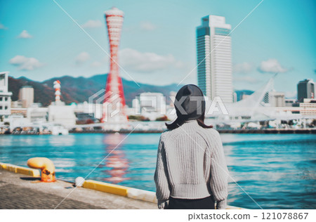 Kobe cityscape and the back of a woman 121078867