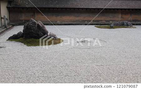 Ryoanji Temple Garden 121079087