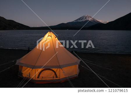 傍晚的富士山和鐘形帳篷 傍晚的富士山和鐘形帳篷 121079615