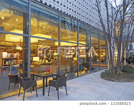 代官山蔦屋書店外觀和店內照明。 121080823