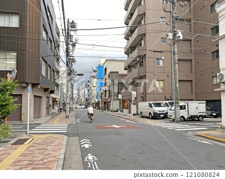 住宅區的道路。東京路。 121080824