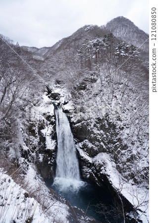 秋保大瀧瀑布的冬季風景，冬日多雲的天空和雪山的背景 121080850