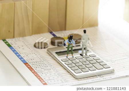報稅表 年收入牆 金錢圖像 站在報稅表和計算器上的一男一女的數字 121081143