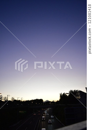 與日落天空和道路的風景 121081418