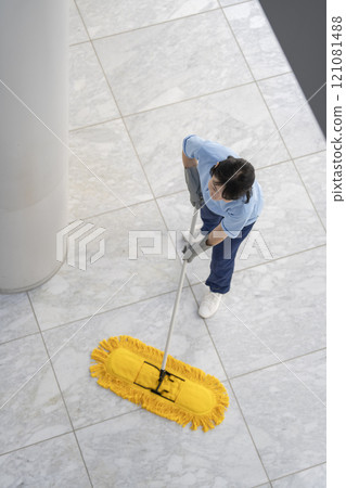 樓宇清潔形象：中年女清潔工拖地 121081488