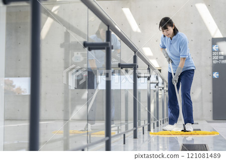 樓宇清潔形象：中年女清潔工拖地 121081489
