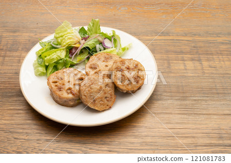 Grilled lotus root sandwiched with minced meat 121081783